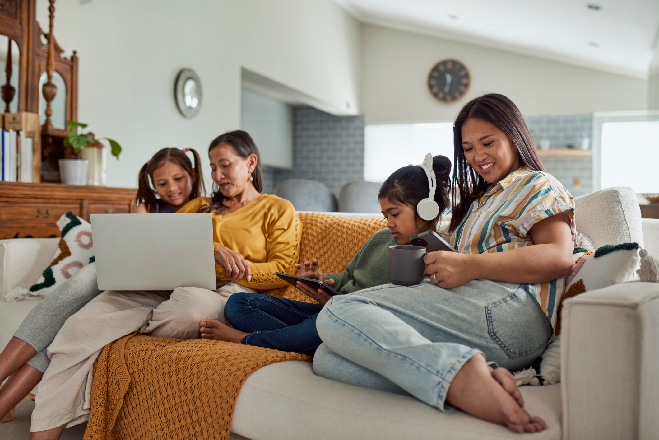 Família conectada com internet fibra óptica residencial de alta velocidade